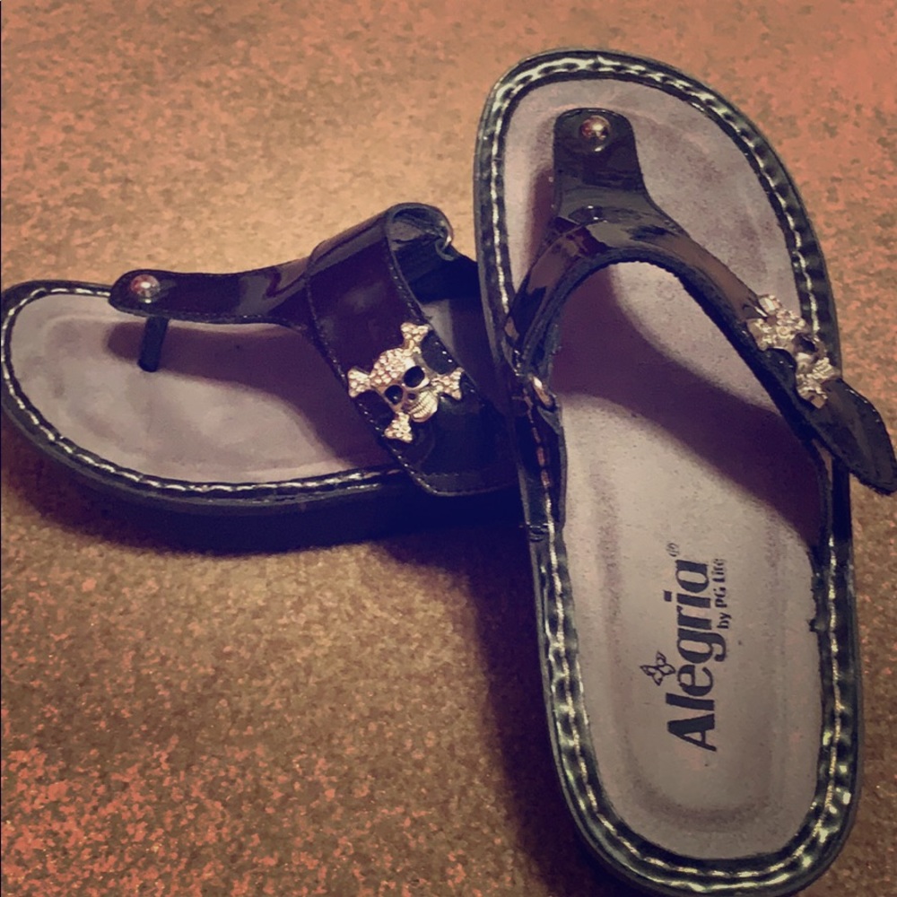 Alegría sandals with skull and crossbones